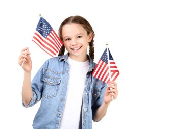 Bir Amerikan bayrağı beyaz arka plan üzerinde tutan genç kız