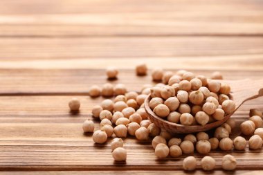 Kahverengi ahşap masa kaşık nohut