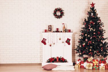 Şömine ile Noel ağacı tuğla duvar arka plan üzerinde beyaz dekore