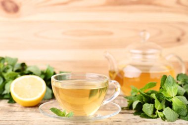 Tahta masada nane yapraklı bir fincan çay.