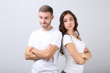 Genç çift gri arka plan üzerinde beyaz t-shirt
