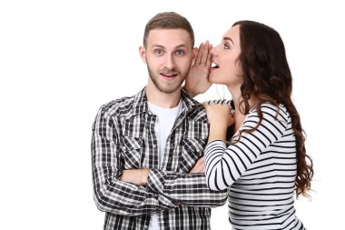 güzel genç bir çift beyaz zemin üzerine izole