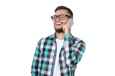 Beyaz zemin üzerinde bir cep telefonunda konuşan genç adam