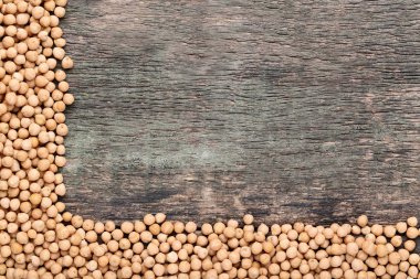 gri ahşap masa üzerinde çiğ nohut