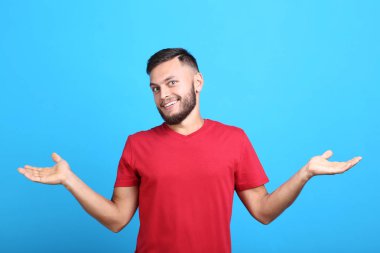 Mavi arka plan üzerinde kırmızı t-shirt genç adam
