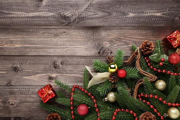 在木桌上装饰的圣诞树树枝 — 图库照片