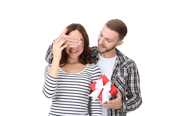 美丽的年轻夫妇与礼品盒在白色背景 — 图库照片