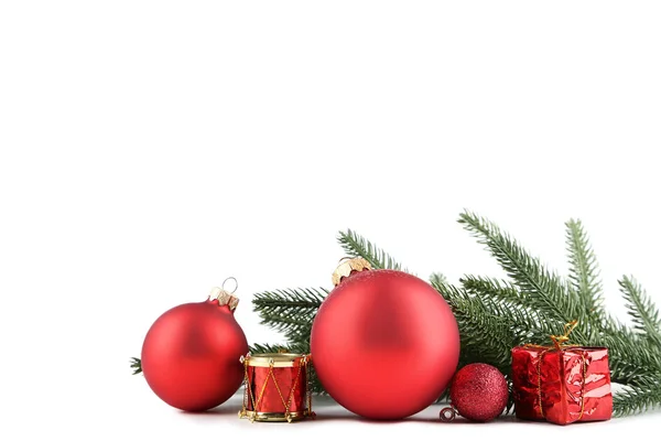 白い背景にモミの木の枝とクリスマスの装飾 — ストック写真