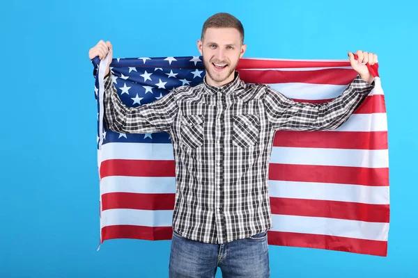 Jonge Man Met Een Amerikaanse Vlag Blauwe Achtergrond — Stockfoto