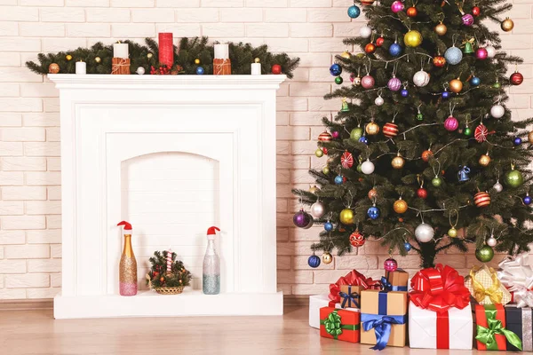装饰的壁炉附近圣诞树在砖墙背景 — 图库照片
