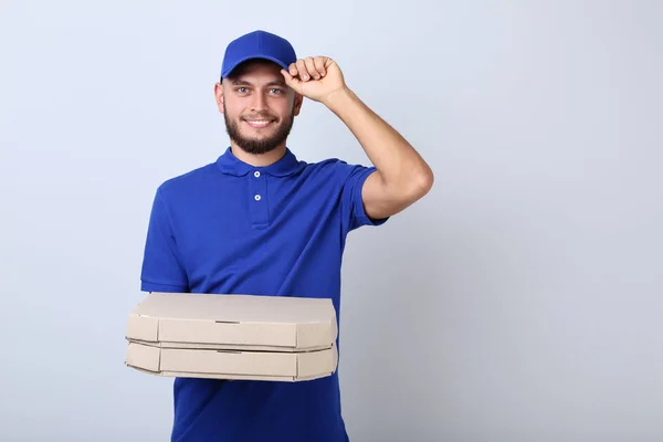 Leverans Mannen Med Pizza Pappkartonger Grå Bakgrund — Stockfoto