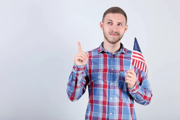 Jonge Man Met Een Amerikaanse Vlag Grijze Achtergrond — Stockfoto