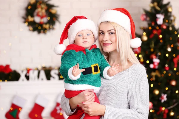 Madre Hijo Sombreros Santa Celebran Navidad Casa — Foto de Stock