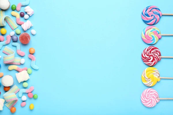 Słodkie Cukierki Lizaki Niebieskim Tle — Zdjęcie stockowe