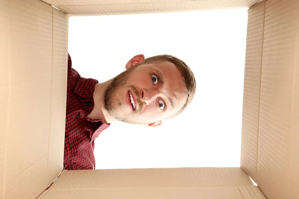 Młody Człowiek Szuka Pudełku — Zdjęcie stockowe