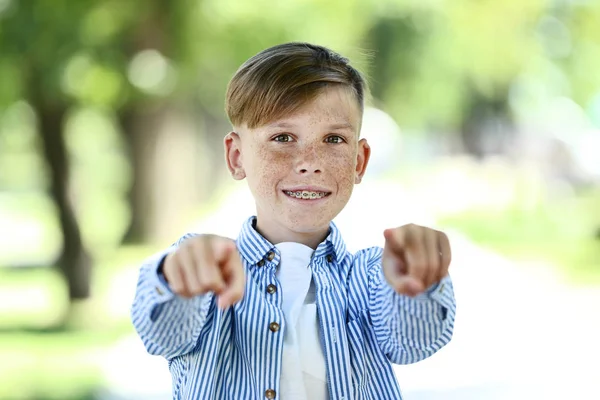 Portret Van Een Jonge Jongen Het Park — Stockfoto