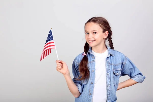 Menina Segurando Uma Bandeira Americana Fundo Cinza — Fotografia de Stock