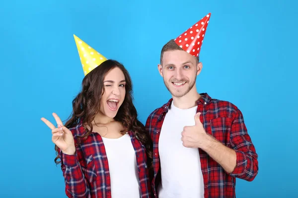 Hermosa Pareja Joven Gorras Papel Cumpleaños Sobre Fondo Azul —  Fotos de Stock