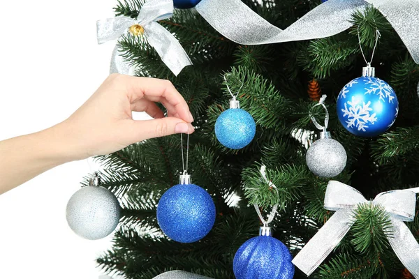 Vrouwelijke Hand Opknoping Bauble Speelgoed Kerstboom — Stockfoto