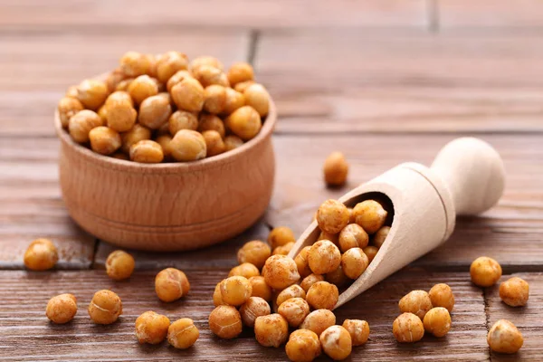 Garbanzos Asados Tazón Cucharada Sobre Mesa Madera —  Fotos de Stock