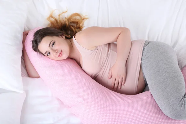 Mujer Embarazada Joven Con Almohada Rosa Durmiendo Cama — Foto de Stock