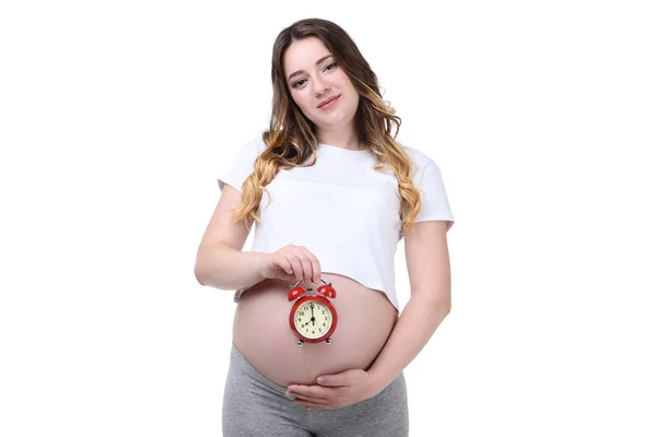 Mulher Grávida Bonita Com Despertador Fundo Branco — Fotografia de Stock