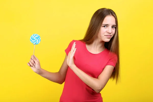 Chica Joven Con Piruleta Sobre Fondo Amarillo —  Fotos de Stock