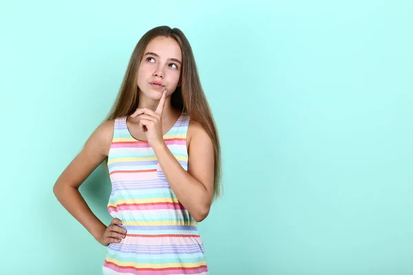 Chica Joven Vestido Sobre Fondo Menta — Foto de Stock