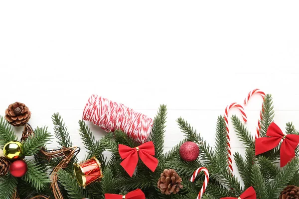 Spar Kerstboom Takken Met Decoraties Snoep Stokken Witte Achtergrond — Stockfoto