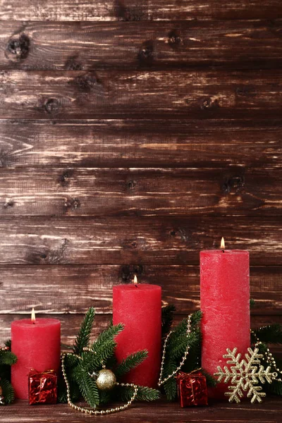 Красные Рождественские Свечи Ветвями Ели Коричневом Фоне — стоковое фото