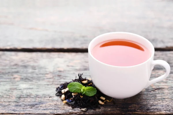 Tasse Tee Mit Minzblättern Auf Grauem Holztisch — Stockfoto