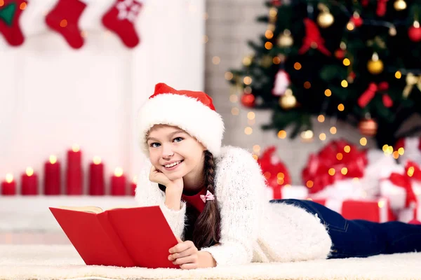 Fiatal Lány Otthon Karácsonyfa Közelében Fekvő Vörös Könyv — Stock Fotó