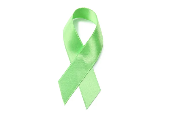 白色背景上的绿色丝带 医疗理念 — 图库照片