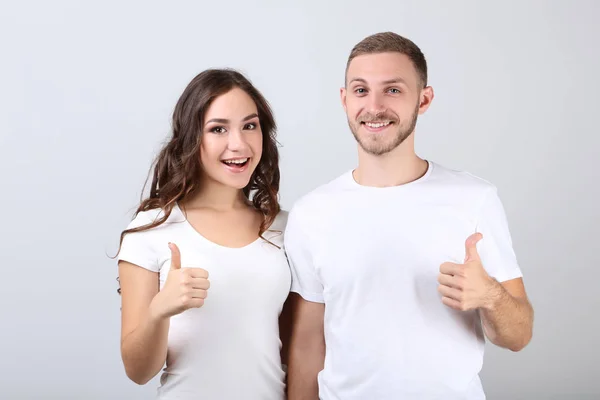 Feliz Joven Pareja Sobre Fondo Gris — Foto de Stock