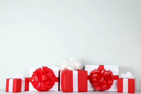 Geschenkboxen Mit Band Auf Grauem Hintergrund — Stockfoto