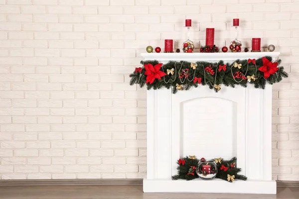 Christmas Decorations Fireplace Brick Wall Background — Stock Photo, Image