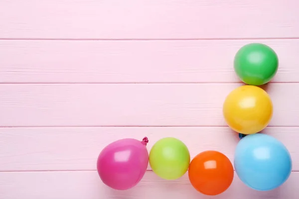 Ballons Colorés Sur Table Bois Rose — Photo