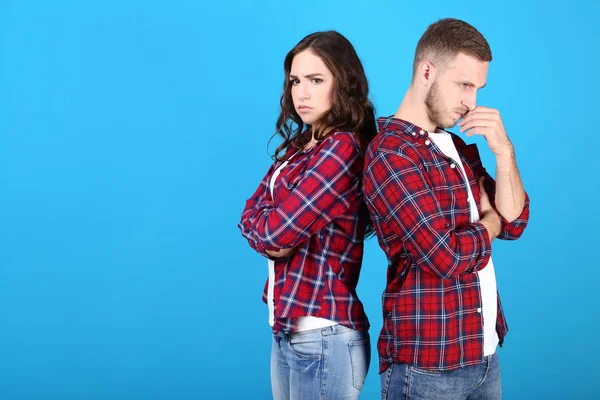 Hermosa Pareja Joven Sobre Fondo Azul — Foto de Stock