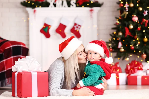 Mãe Filho Chapéus Papai Noel Celebrar Natal Casa — Fotografia de Stock