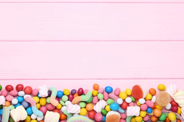 Bunte Bonbons Auf Rosa Holztisch — Stockfoto