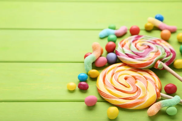 Dulces Caramelos Piruletas Sobre Mesa Madera Verde —  Fotos de Stock