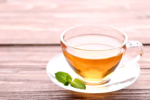 Tasse Tee Mit Minzblättern Auf Braunem Holztisch — Stockfoto