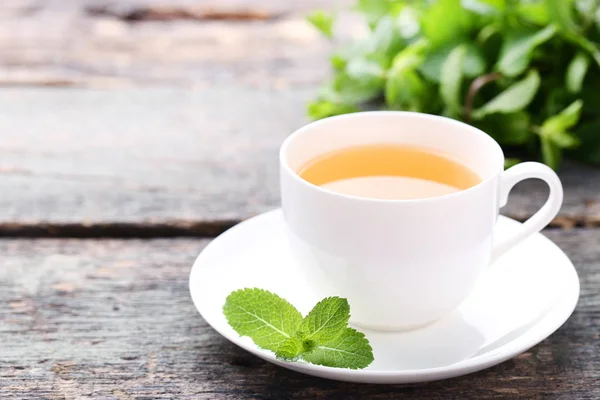 Tasse Tee Mit Minzblättern Auf Holztisch — Stockfoto