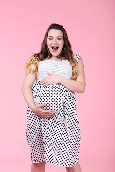 Mooie Zwangere Vrouw Mode Kleden Roze Achtergrond — Stockfoto