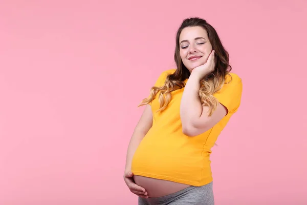 Mooie Zwangere Vrouw Roze Achtergrond — Stockfoto