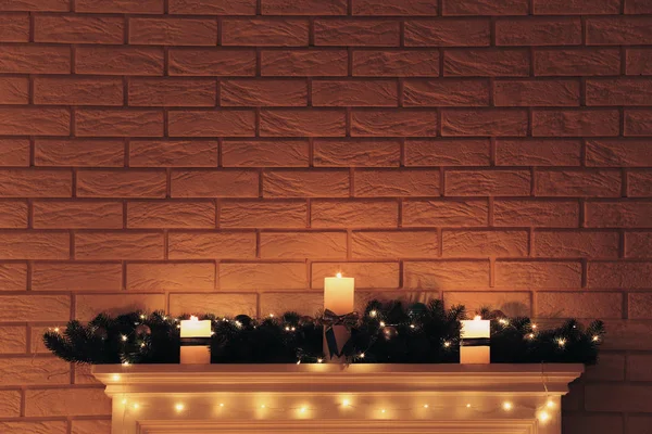 Chimenea Blanca Decorada Con Velas Sobre Fondo Pared Ladrillo — Foto de Stock