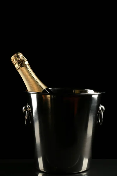 Bottiglia Champagne Secchio Sfondo Nero — Foto Stock