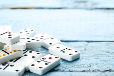 Öbek üzerinde mavi ahşap masa, Domino