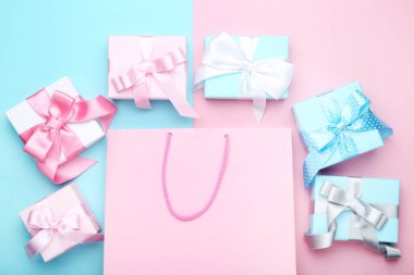 Alışveriş çantası hediye kutuları renkli arka plan üzerinde ile