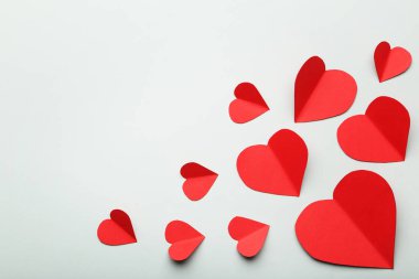 Gri arka plan üzerinde kırmızı kağıt Kalpler